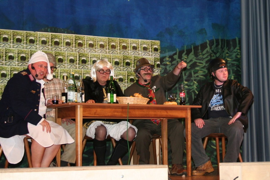 Früher war alles besser: In drei Teilen beleuchteten diese Buchholzer Jungs das Motto, hier am Stammtisch. (Foto: Karin Heiß) Früher war alles besser: In drei Teilen beleuchteten diese Buchholzer Jungs das Motto, hier am Stammtisch. (Foto: Karin Heiß)
