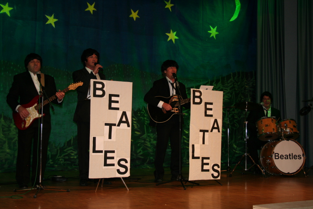 Den närrischen Blick in die "früheren, besseren Zeiten" schlossen die "Beatles" mit Hits von 1969; Yellow Submarine und Hey Jude Den närrischen Blick in die "früheren, besseren Zeiten" schlossen die "Beatles" mit Hits von 1969; Yellow Submarine und Hey Jude