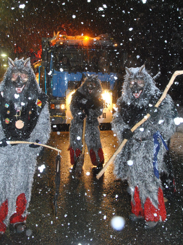 Fackelumzug im GlottertalWarm eingepackt bei Schneefall: die Leheneckbestien