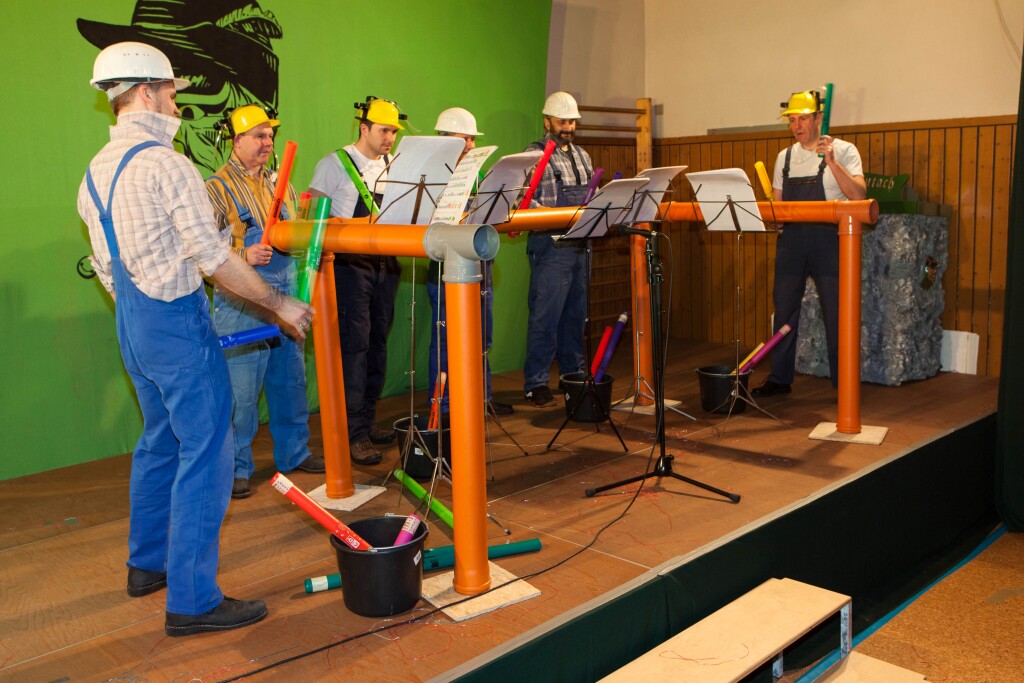 Das Mnnerballett machte mit Leitungsrohren Musik.