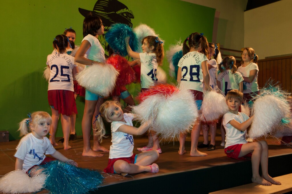 Die Johli-Kids fhrten einen Cheerleader-Tanz auf.