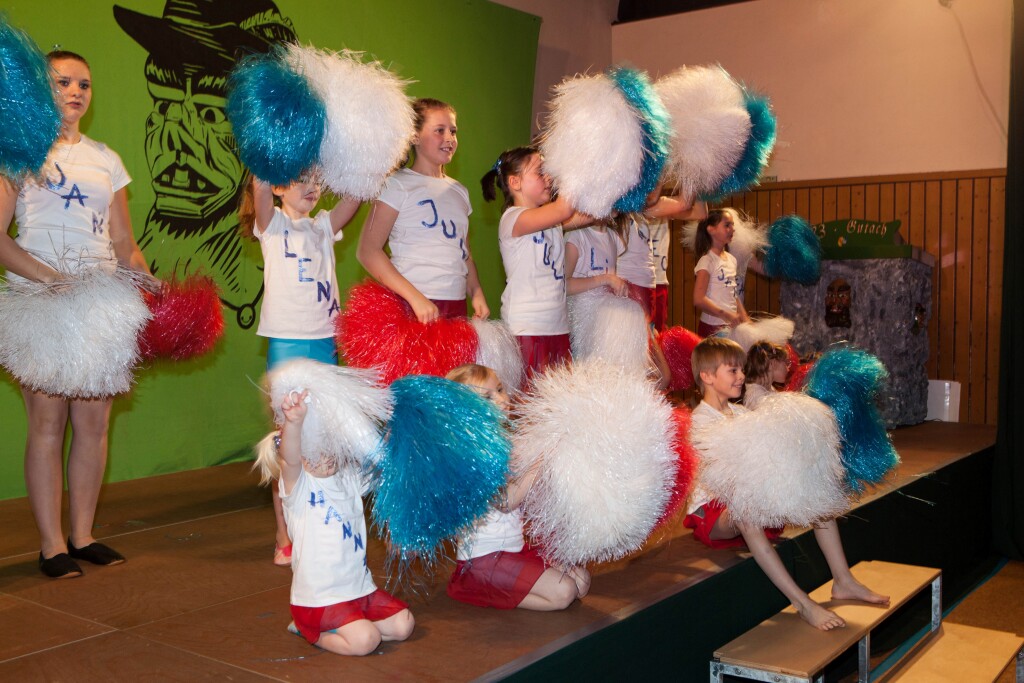 Die Johli-Kids fhrten einen Cheerleader-Tanz auf.