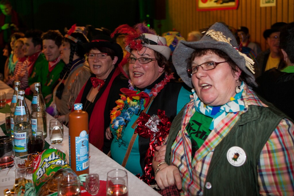 Die Zuschauer feiern Fasnet.