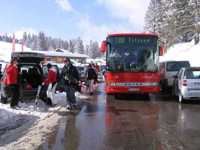 Parkende Autos, Snowboardfahrer und ei... Alltag auf der B317 auf dem Feldberg   | Foto: neubronner/lorenz und partner