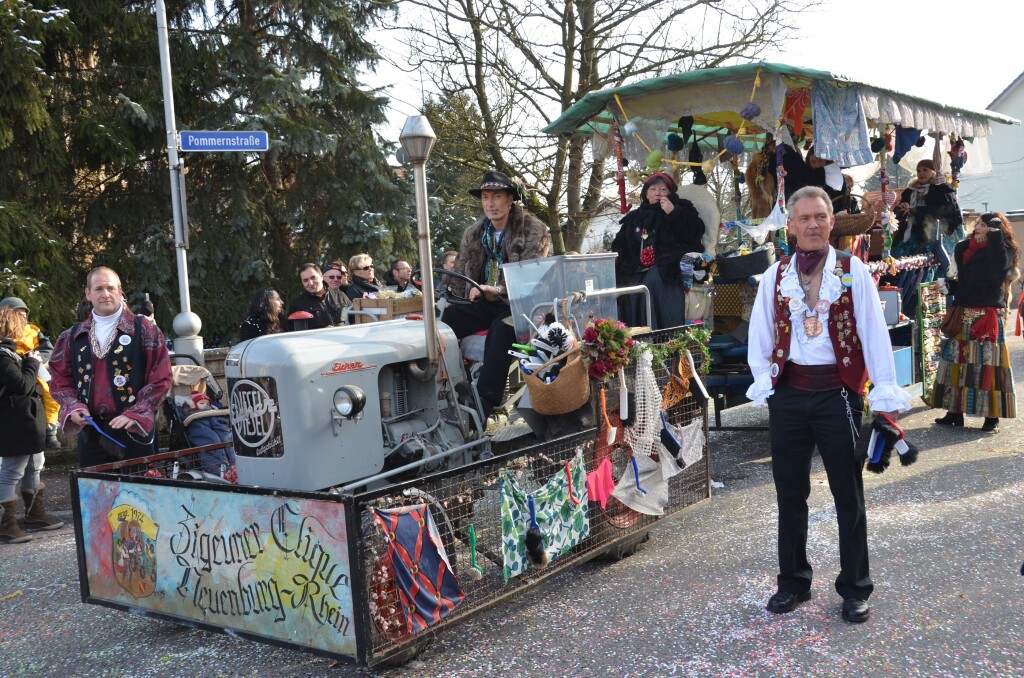 Ausgelassene Stimmung bei den Narren wie bei den nrrischen Zuschauern