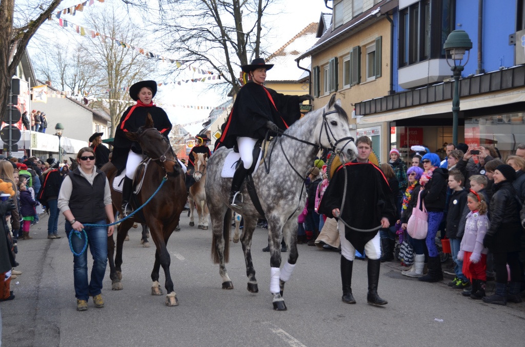 Ausgelassene Stimmung bei den Narren wie bei den nrrischen Zuschauern