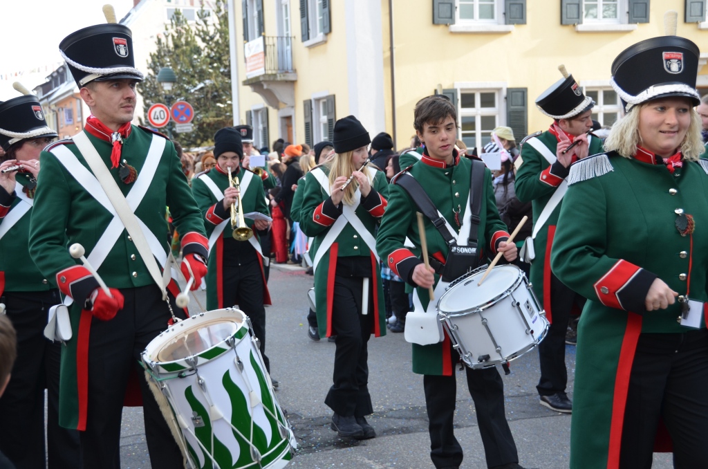 Ausgelassene Stimmung bei den Narren wie bei den nrrischen Zuschauern