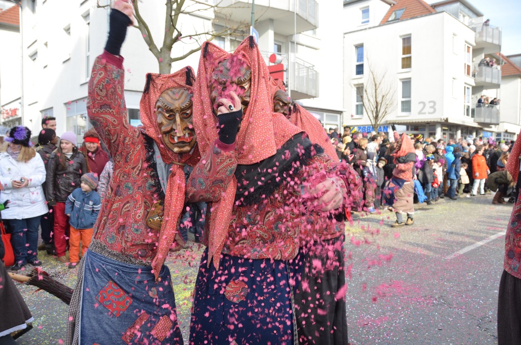 Ausgelassene Stimmung bei den Narren wie bei den nrrischen Zuschauern