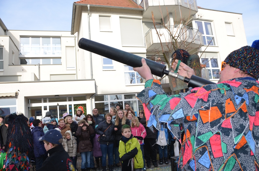 Ausgelassene Stimmung bei den Narren wie bei den nrrischen Zuschauern