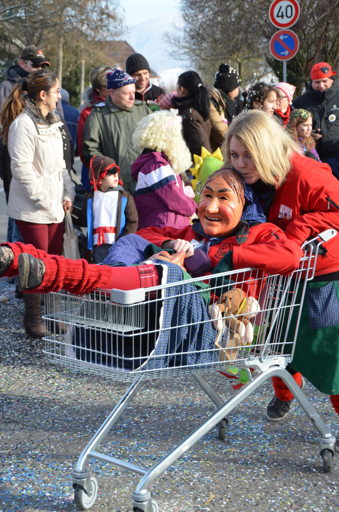 Ausgelassene Stimmung bei den Narren wie bei den nrrischen Zuschauern