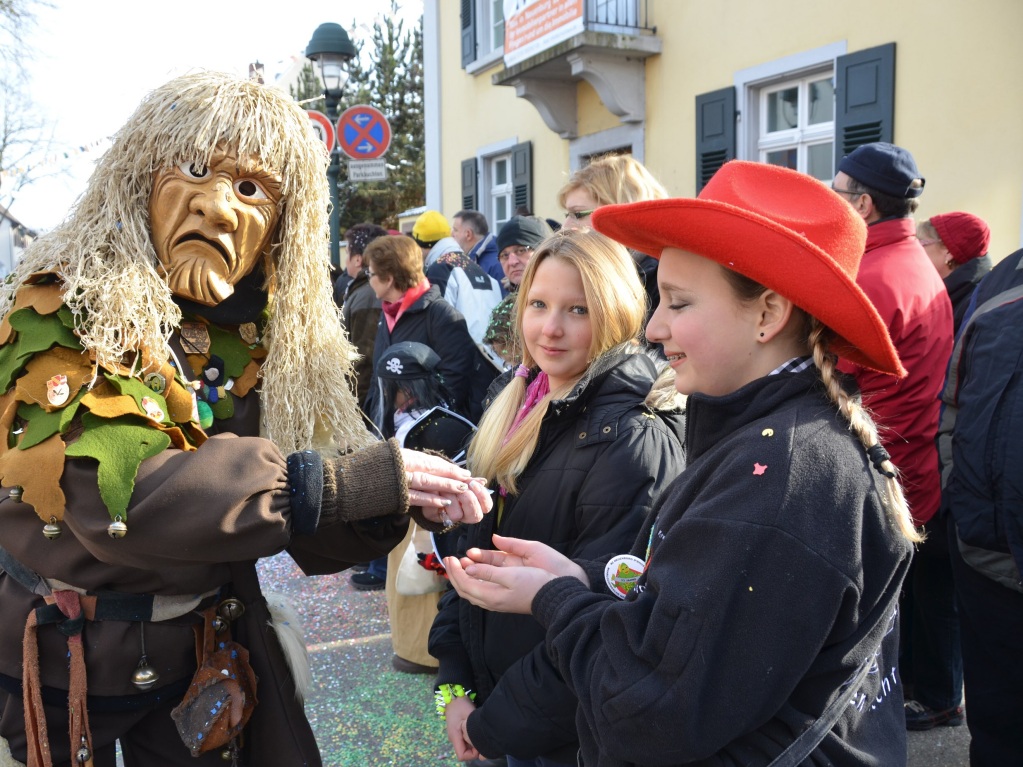 Ausgelassene Stimmung bei den Narren wie bei den nrrischen Zuschauern