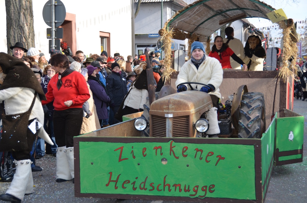 Ausgelassene Stimmung bei den Narren wie bei den nrrischen Zuschauern