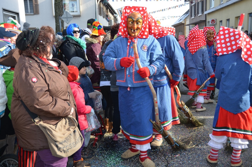 Ausgelassene Stimmung bei den Narren wie bei den nrrischen Zuschauern