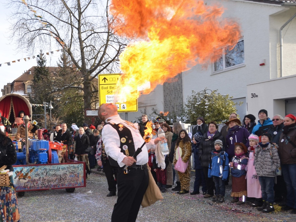 Ausgelassene Stimmung bei den Narren wie bei den nrrischen Zuschauern