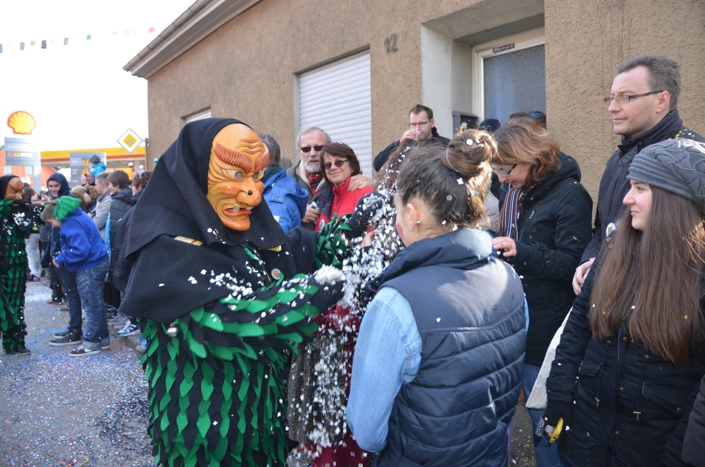 Ausgelassene Stimmung bei den Narren wie bei den nrrischen Zuschauern