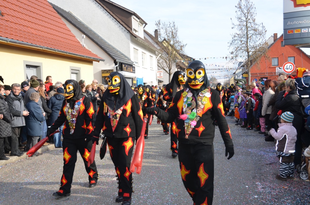 Ausgelassene Stimmung bei den Narren wie bei den nrrischen Zuschauern