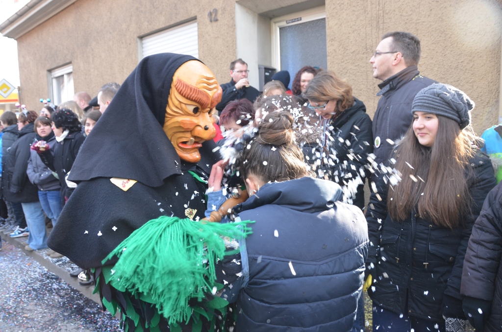 Ausgelassene Stimmung bei den Narren wie bei den nrrischen Zuschauern