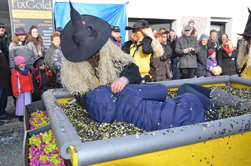 Ausgelassene Stimmung bei den Narren wie bei den nrrischen Zuschauern