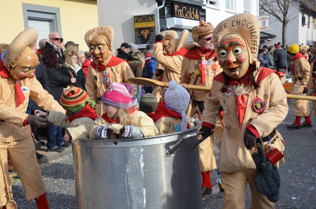 Ausgelassene Stimmung bei den Narren wie bei den nrrischen Zuschauern