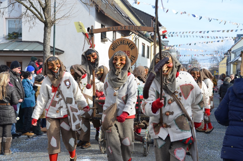 Ausgelassene Stimmung bei den Narren wie bei den nrrischen Zuschauern