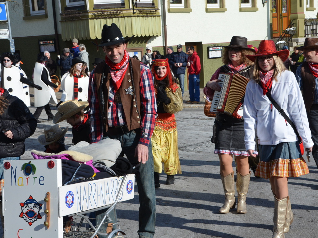 In fantasievollen Kostmen zogen groe und kleine Narren am Sonntag beim Kinderumzug durch die Stadt.