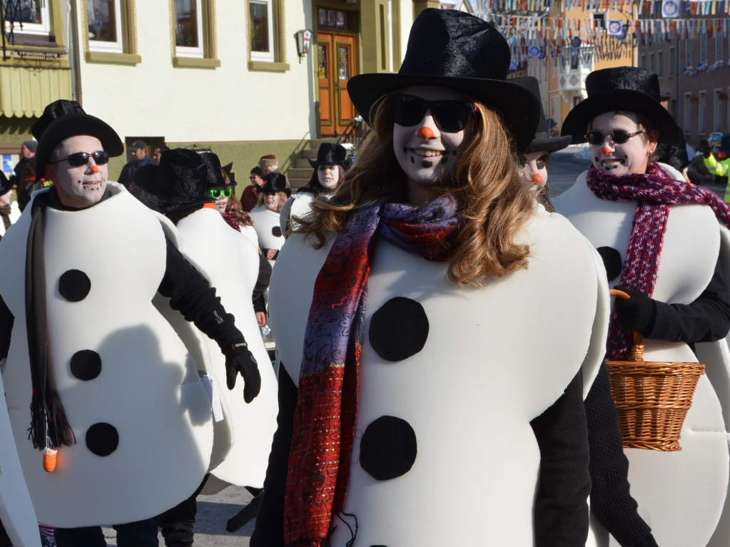 In fantasievollen Kostmen zogen groe und kleine Narren am Sonntag beim Kinderumzug durch die Stadt.