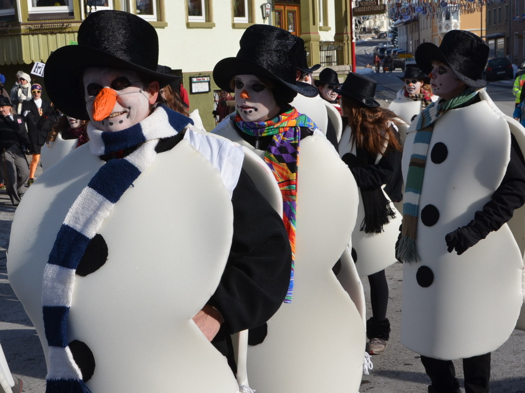 In fantasievollen Kostmen zogen groe und kleine Narren am Sonntag beim Kinderumzug durch die Stadt.