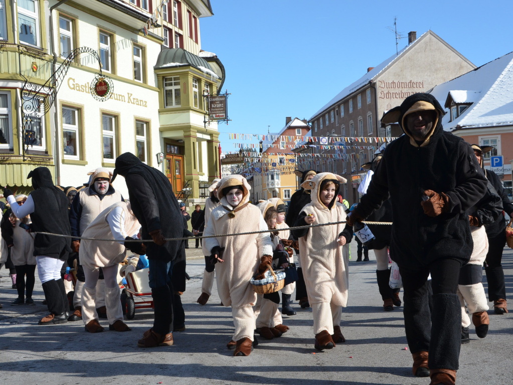 In fantasievollen Kostmen zogen groe und kleine Narren am Sonntag beim Kinderumzug durch die Stadt.