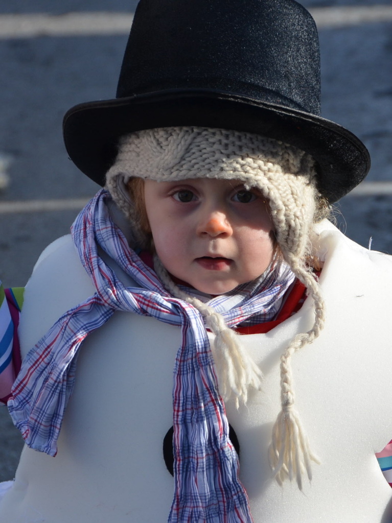 In fantasievollen Kostmen zogen groe und kleine Narren am Sonntag beim Kinderumzug durch die Stadt.