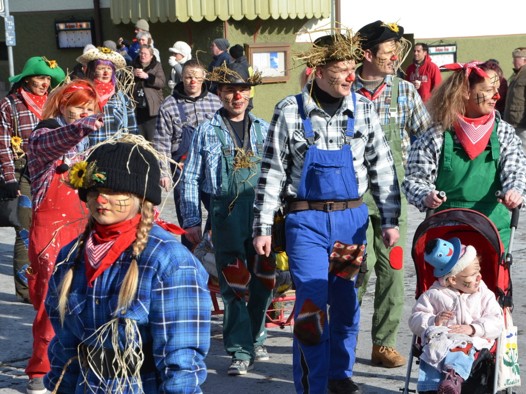 In fantasievollen Kostmen zogen groe und kleine Narren am Sonntag beim Kinderumzug durch die Stadt.