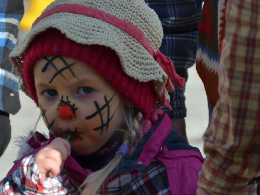 In fantasievollen Kostmen zogen groe und kleine Narren am Sonntag beim Kinderumzug durch die Stadt.