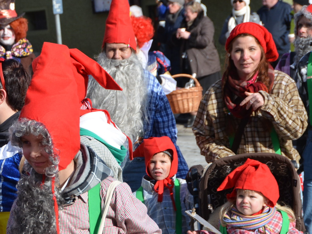 In fantasievollen Kostmen zogen groe und kleine Narren am Sonntag beim Kinderumzug durch die Stadt.