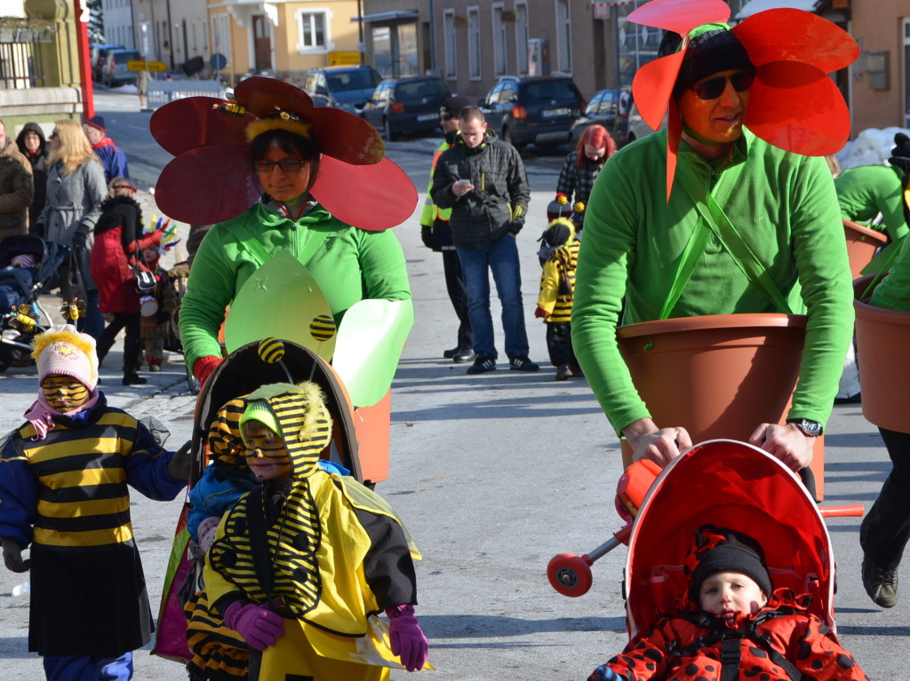 In fantasievollen Kostmen zogen groe und kleine Narren am Sonntag beim Kinderumzug durch die Stadt.