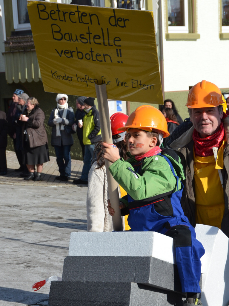 In fantasievollen Kostmen zogen groe und kleine Narren am Sonntag beim Kinderumzug durch die Stadt.