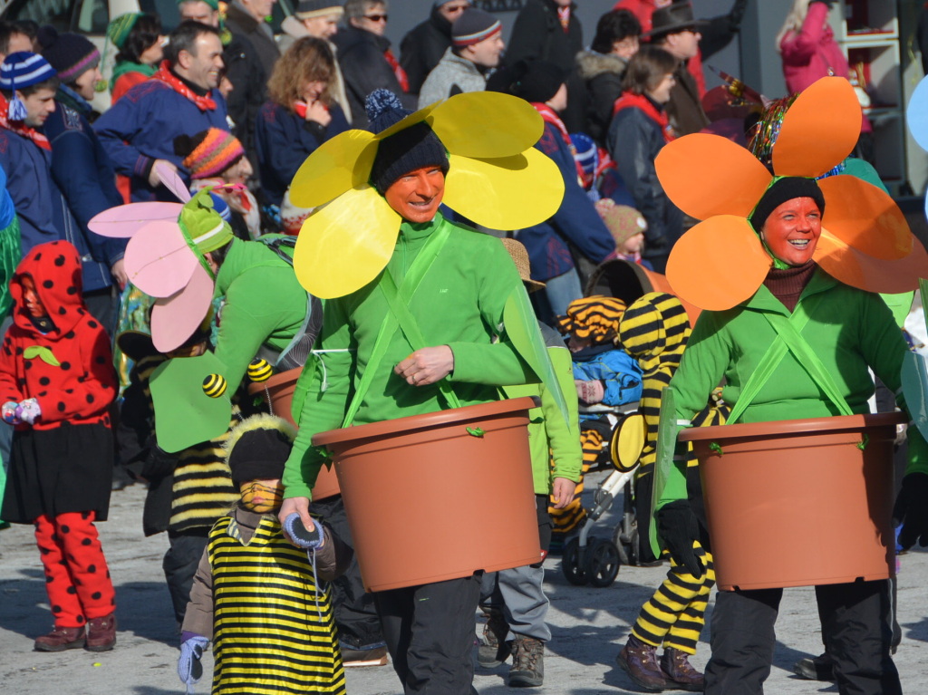 In fantasievollen Kostmen zogen groe und kleine Narren am Sonntag beim Kinderumzug durch die Stadt.