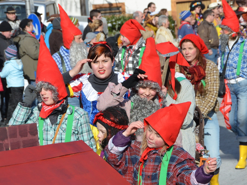 In fantasievollen Kostmen zogen groe und kleine Narren am Sonntag beim Kinderumzug durch die Stadt.