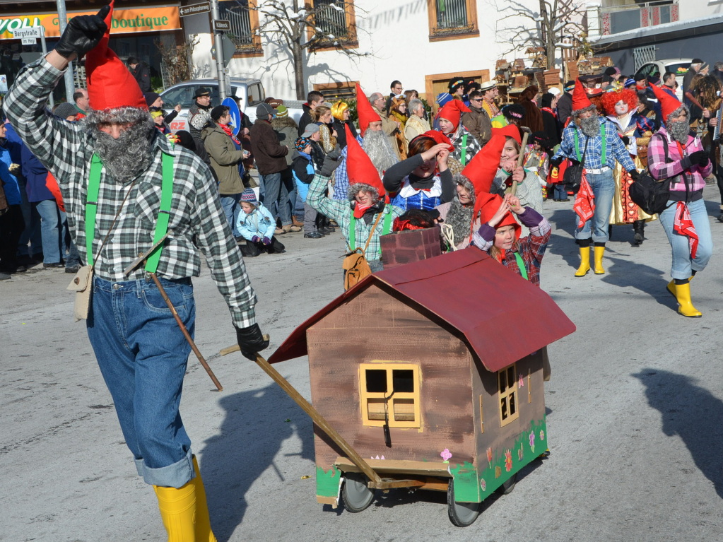 In fantasievollen Kostmen zogen groe und kleine Narren am Sonntag beim Kinderumzug durch die Stadt.