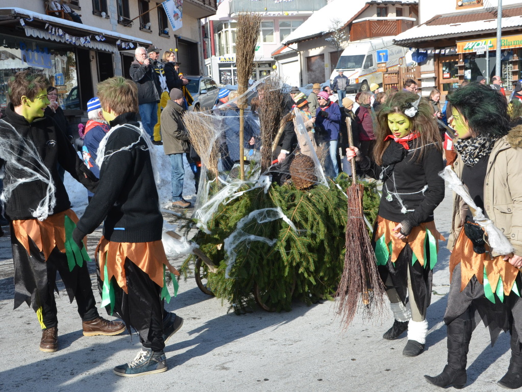 In fantasievollen Kostmen zogen groe und kleine Narren am Sonntag beim Kinderumzug durch die Stadt.