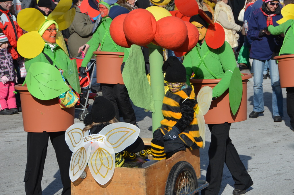 In fantasievollen Kostmen zogen groe und kleine Narren am Sonntag beim Kinderumzug durch die Stadt.