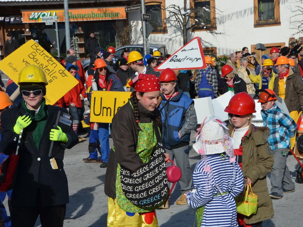 In fantasievollen Kostmen zogen groe und kleine Narren am Sonntag beim Kinderumzug durch die Stadt.