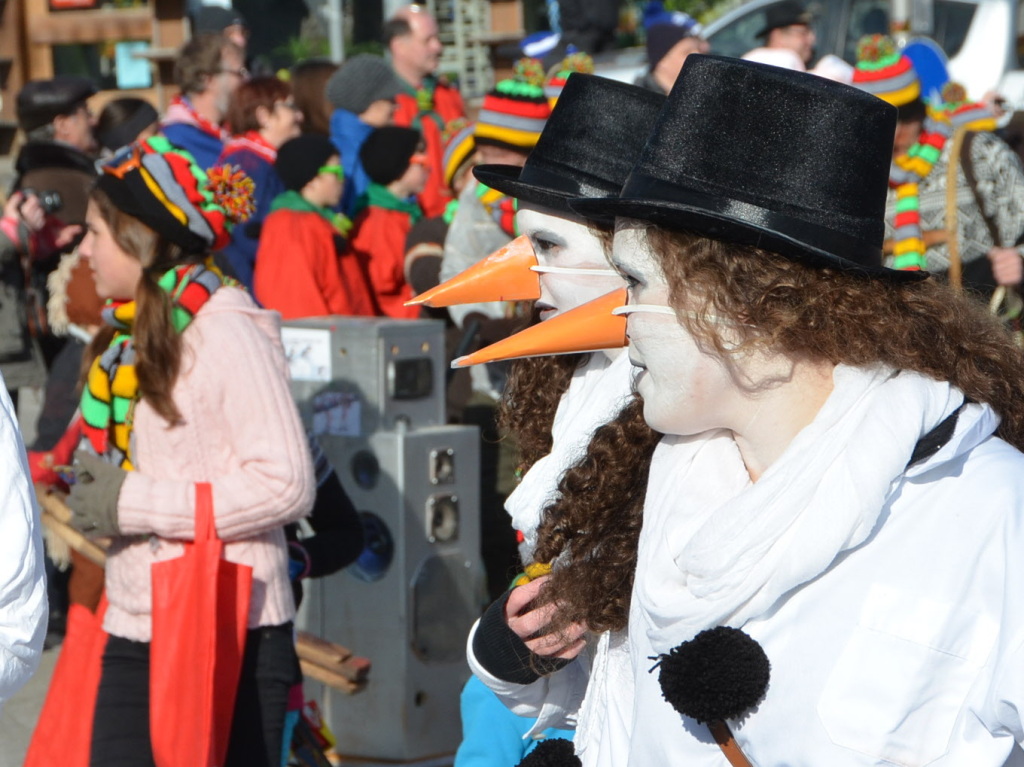 In fantasievollen Kostmen zogen groe und kleine Narren am Sonntag beim Kinderumzug durch die Stadt.