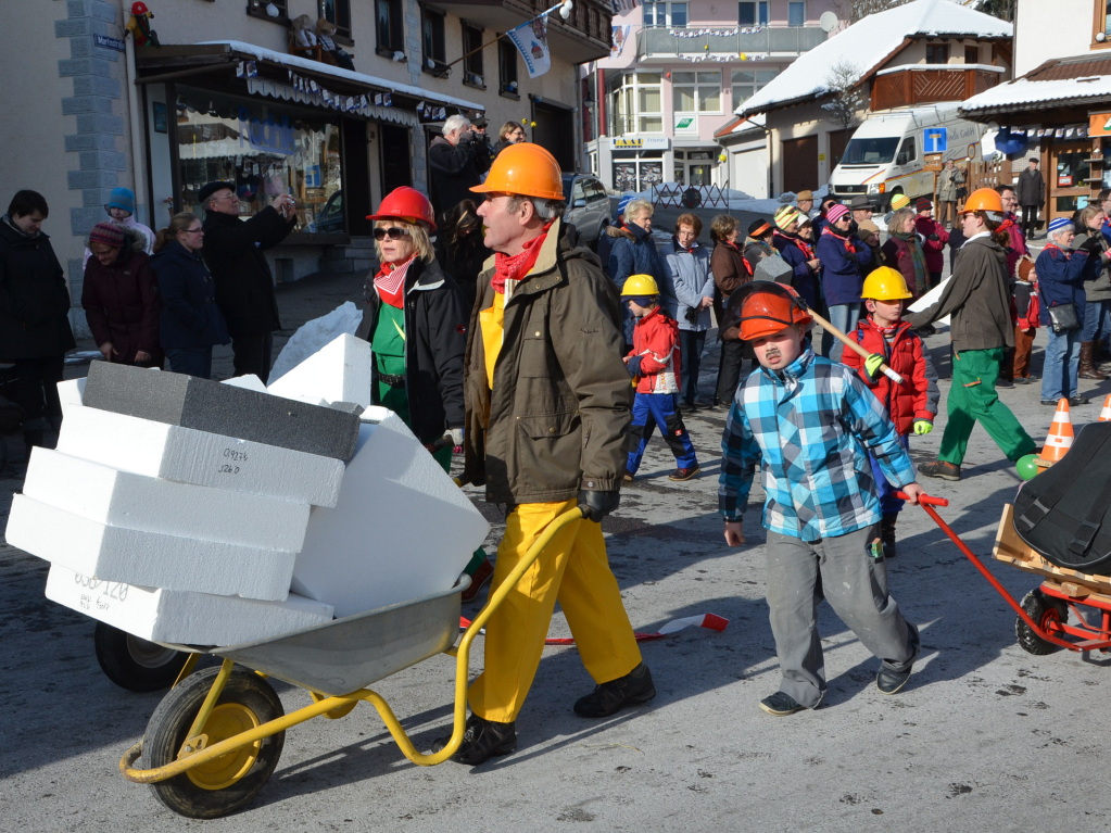 In fantasievollen Kostmen zogen groe und kleine Narren am Sonntag beim Kinderumzug durch die Stadt.