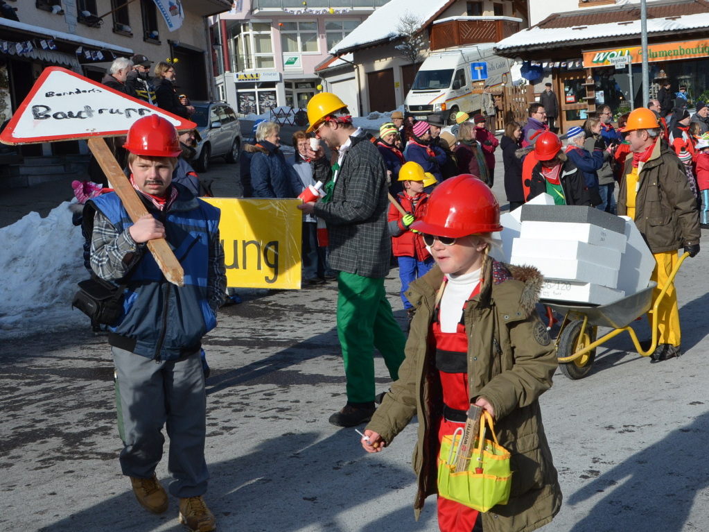 In fantasievollen Kostmen zogen groe und kleine Narren am Sonntag beim Kinderumzug durch die Stadt.