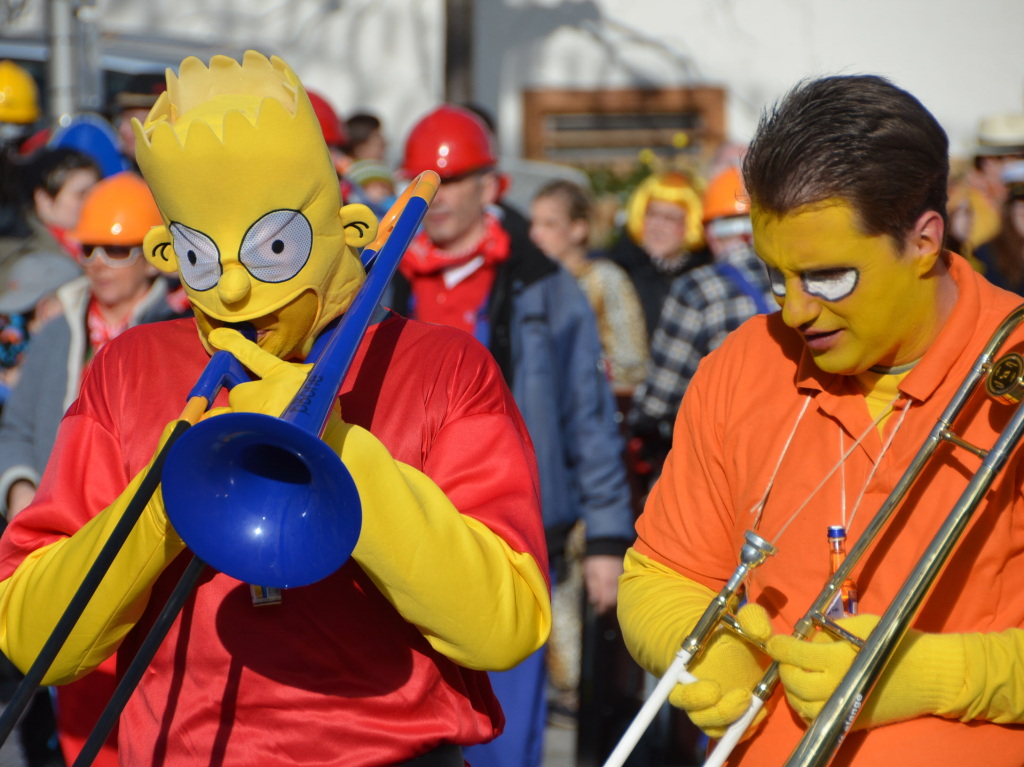 In fantasievollen Kostmen zogen groe und kleine Narren am Sonntag beim Kinderumzug durch die Stadt.