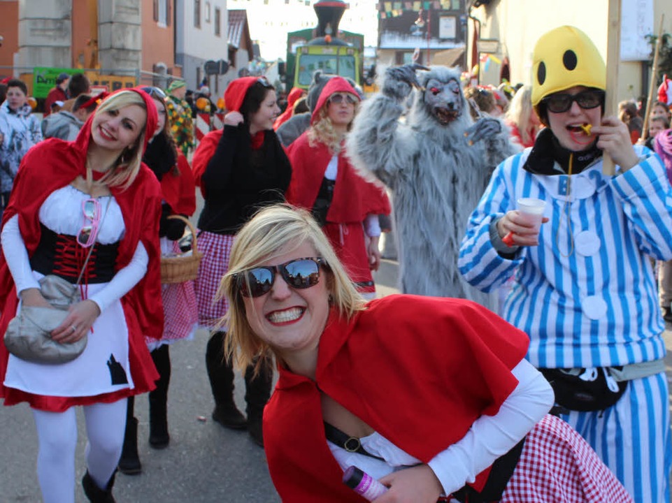 Rotkppchen und der bse Wolf: die Fuball-Damen.  | Foto: Mario Schneberg