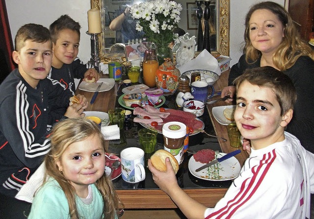 Morgens beim Frhstck strken sich Ma...ie Annie, Lucas und Mutter Vierthaler.  | Foto: Petra Hartmann