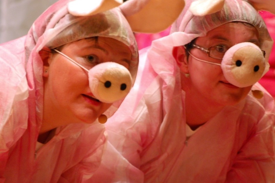 Fantasievoll gestaltete der Gesangverein Dossenbach sein Bühnenprogramm zum Schnitzelbanksingen. <?ZL?> (Foto: Hildegard Siebold) Fantasievoll gestaltete der Gesangverein Dossenbach sein Bühnenprogramm zum Schnitzelbanksingen. <?ZL?> (Foto: Hildegard Siebold)