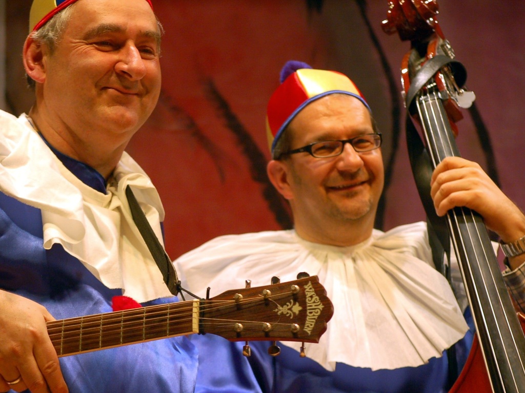 Fantasievoll gestaltete der Gesangverein Dossenbach sein Bhnenprogramm zum Schnitzelbanksingen. <?ZL?>
