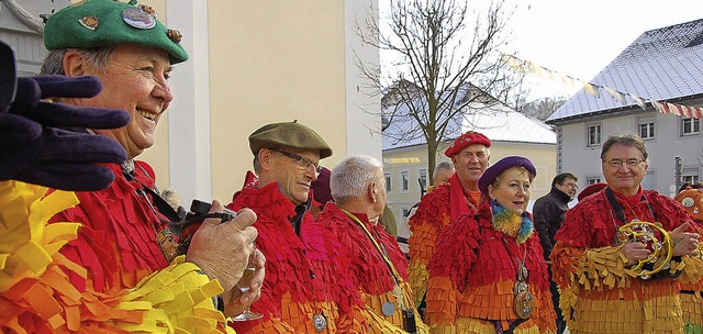 Bunt gewandet kam die internationale N...auf dem Kirchplatz gemeinsam gefestet.  | Foto: Binner-Schwarz