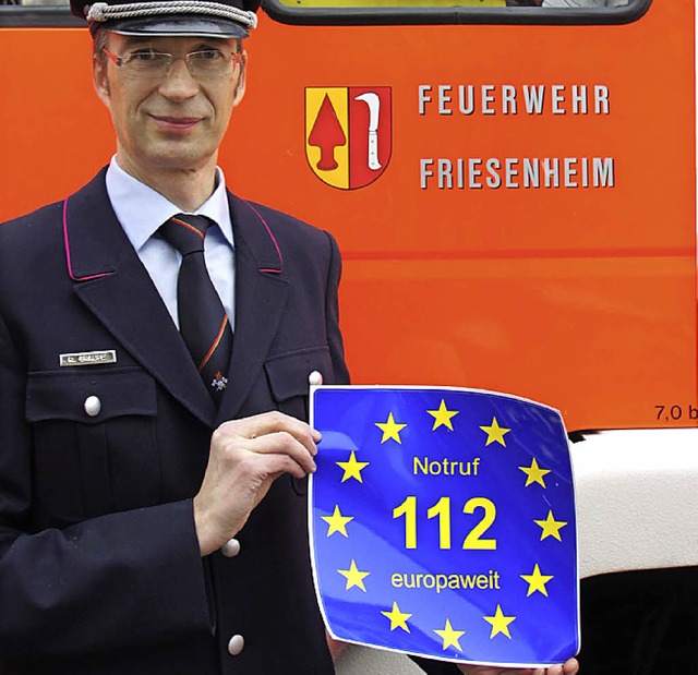 Kommandant Reiner Graupe mit einem Notruf-Logo-Aufkleber.   | Foto: Feuerwehr